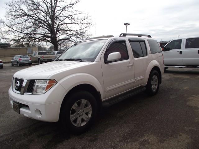 Nissan Pathfinder 2005 photo 2