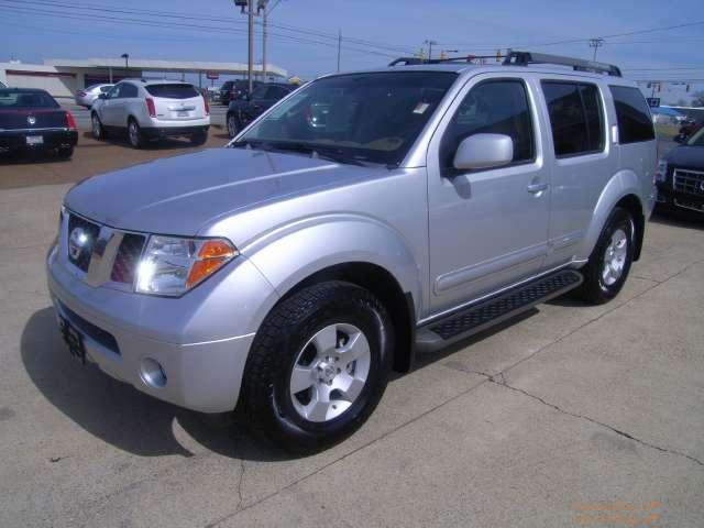 Nissan Pathfinder SE Sport Utility