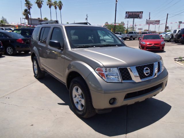 Nissan Pathfinder LX V-6 SUV