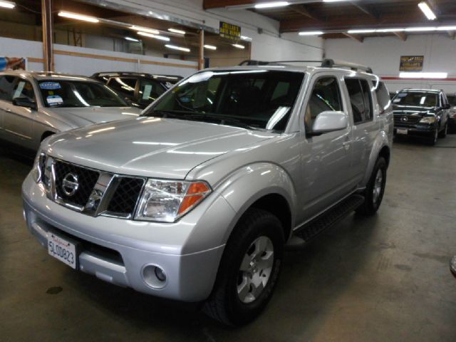 Nissan Pathfinder 2005 photo 2