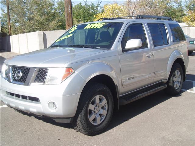 Nissan Pathfinder SE Sport Utility