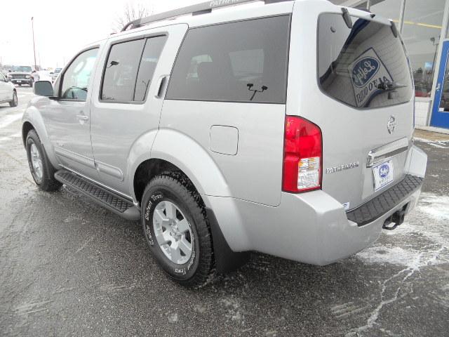 Nissan Pathfinder 2005 photo 2