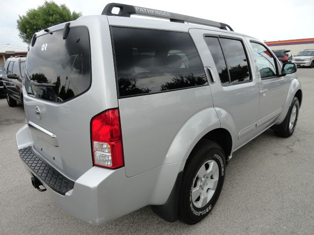 Nissan Pathfinder 2005 photo 2