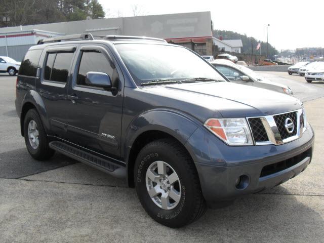 Nissan Pathfinder SE Sport Utility