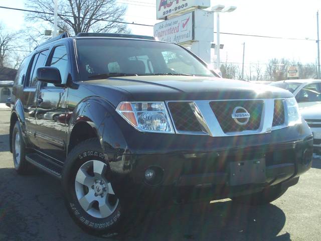 Nissan Pathfinder SE Sport Utility