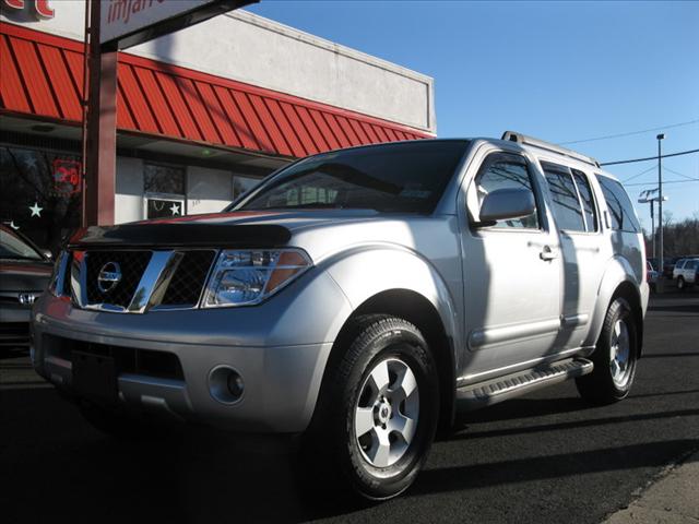 Nissan Pathfinder SE Sport Utility