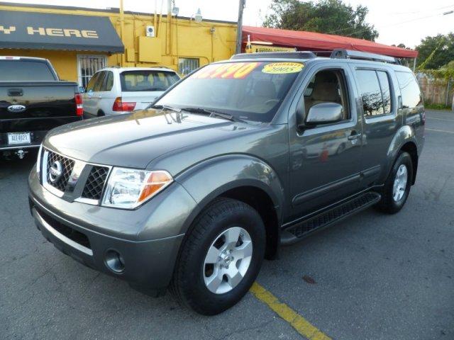 Nissan Pathfinder 2005 photo 2