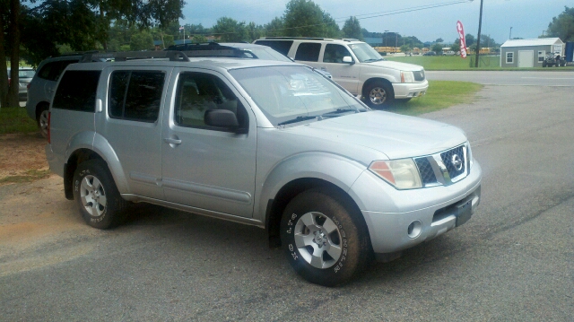 Nissan Pathfinder 2005 photo 1