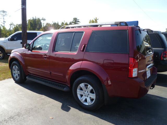 Nissan Pathfinder 2005 photo 2