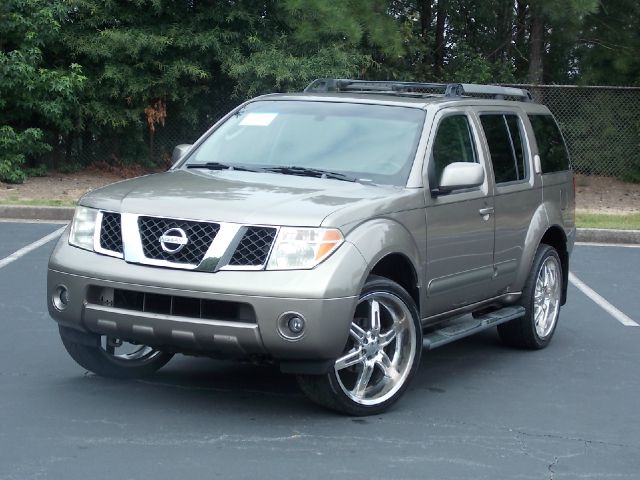 Nissan Pathfinder 2005 photo 2