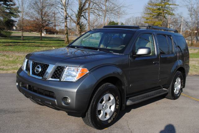 Nissan Pathfinder SE Sport Utility