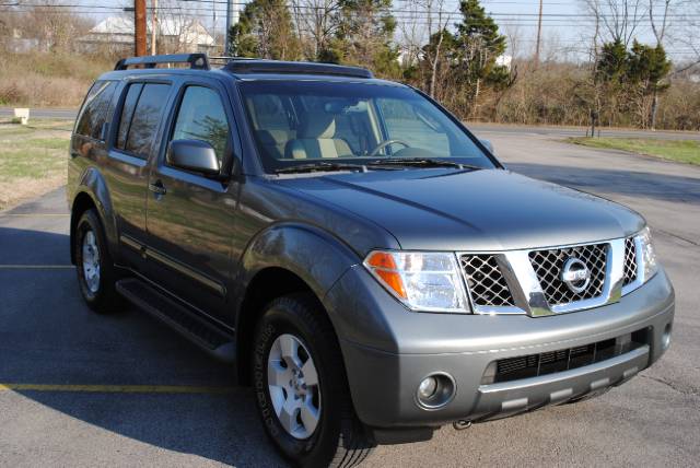 Nissan Pathfinder 2005 photo 2