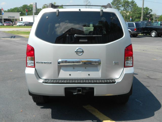 Nissan Pathfinder 2005 photo 2