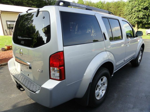 Nissan Pathfinder SLT 25 SUV