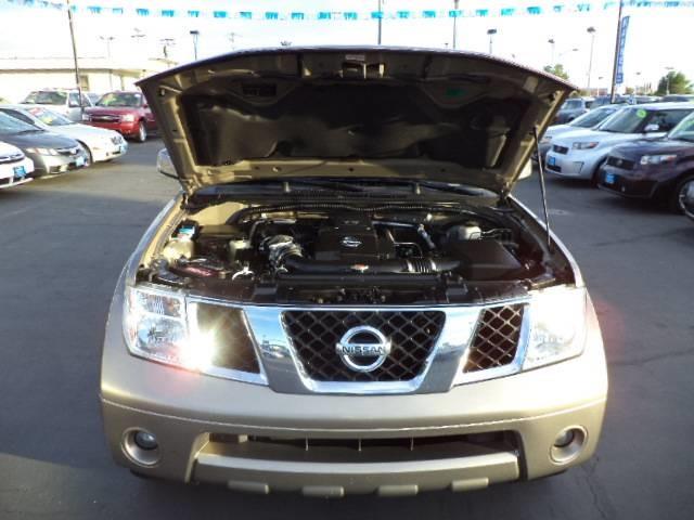 Nissan Pathfinder SE SUV