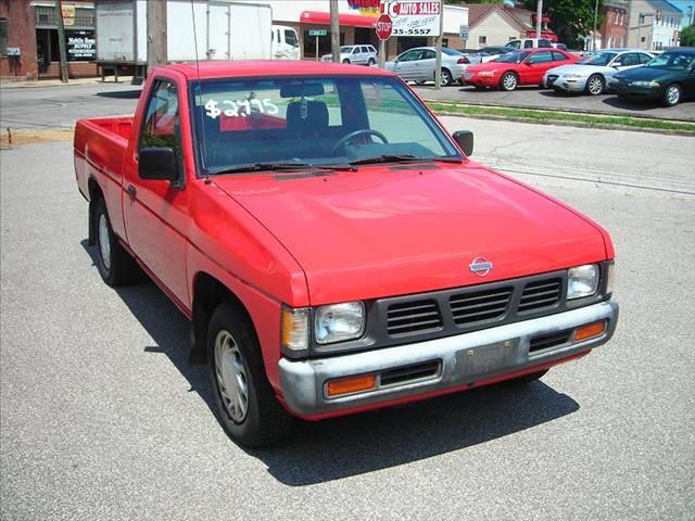 Nissan Pickup LE - 4X4 Pickup