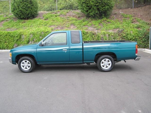 Nissan Pickup 1996 photo 2