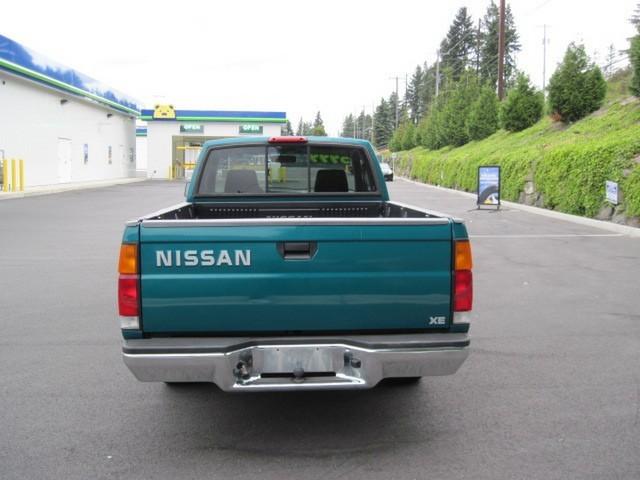 Nissan Pickup 1996 photo 4