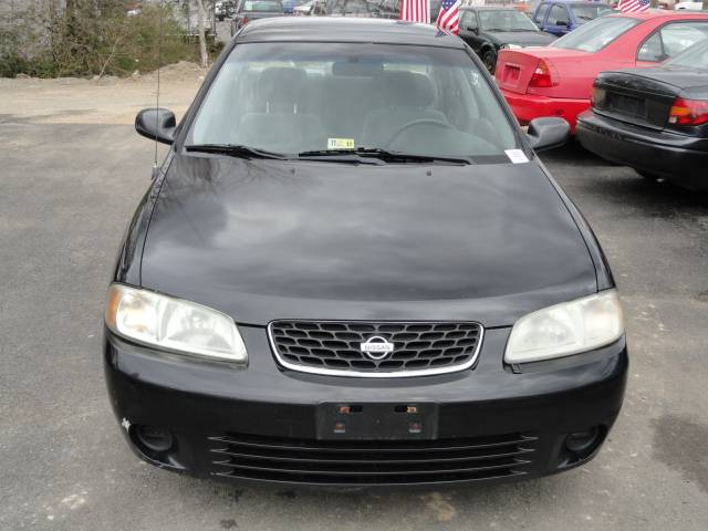 Nissan Sentra Deluxe 5-spd Sedan