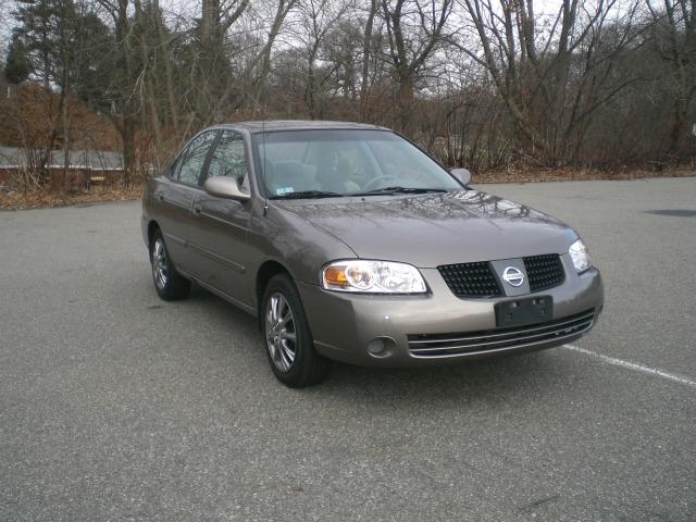 Nissan Sentra E43 Sedan