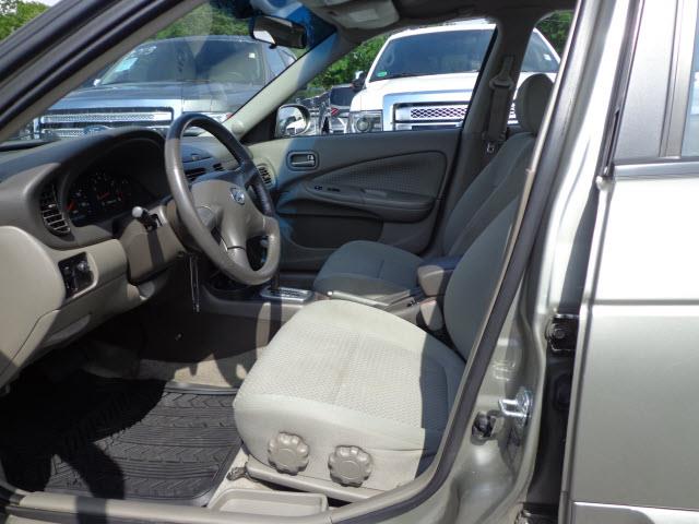 Nissan Sentra E43 Sedan