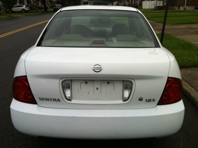 Nissan Sentra E43 Sedan