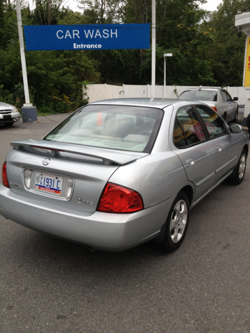 Nissan Sentra E43 Sedan