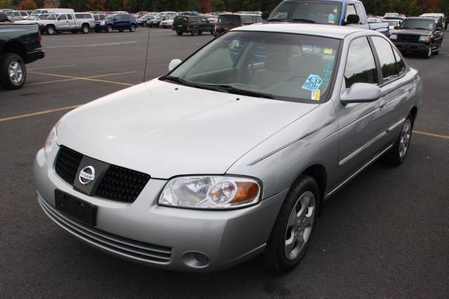 Nissan Sentra E43 Sedan