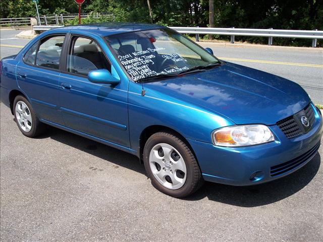 Nissan Sentra E43 Sedan