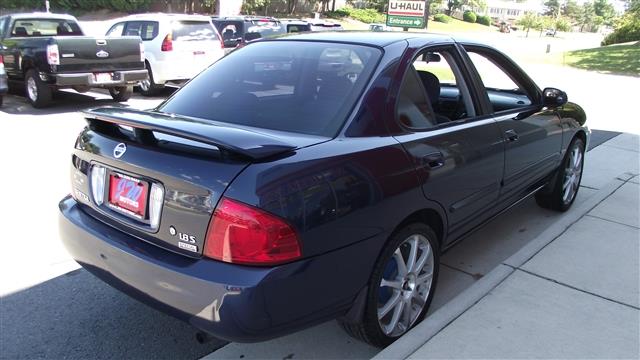 Nissan Sentra E43 Sedan