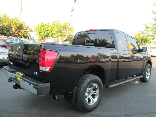 Nissan Titan 2004 photo 2