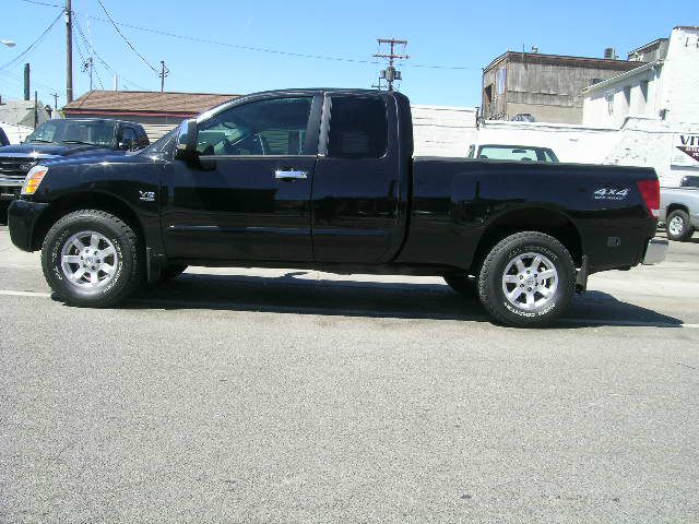 Nissan Titan 2004 photo 2