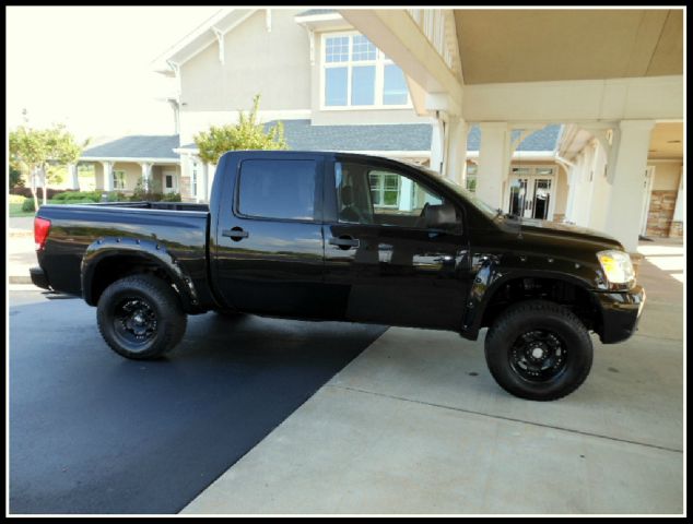 Nissan Titan 2004 photo 1