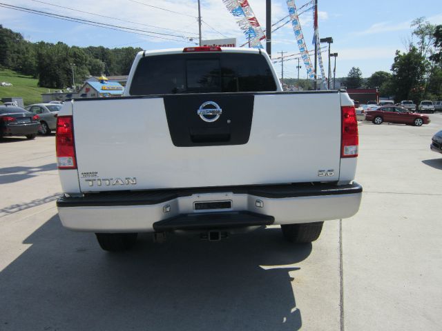 Nissan Titan SE 4WD Pickup Truck