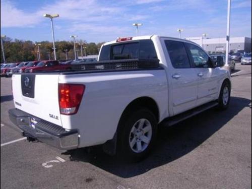 Nissan Titan 2005 photo 2