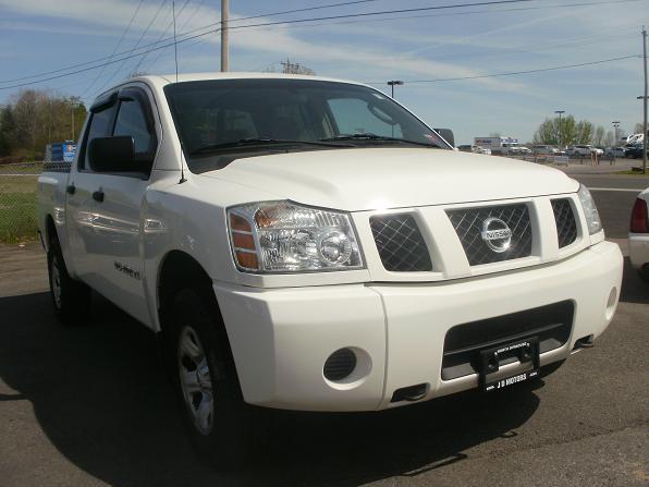 Nissan Titan SE Pickup