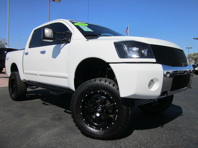 Nissan Titan SE 4WD Pickup Truck