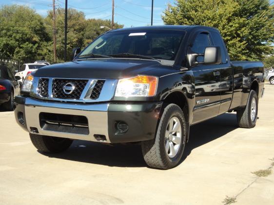 Nissan Titan LX Minivan Pickup