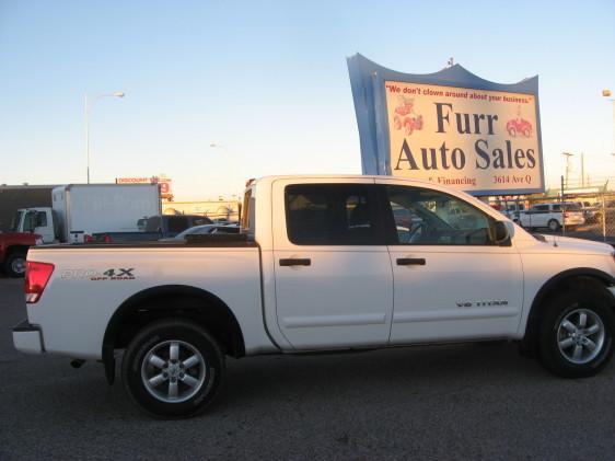 Nissan Titan LX Minivan Pickup