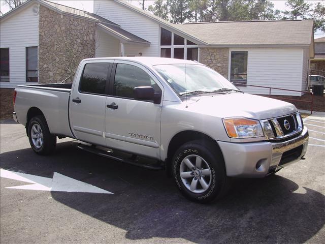 Nissan Titan SE Pickup