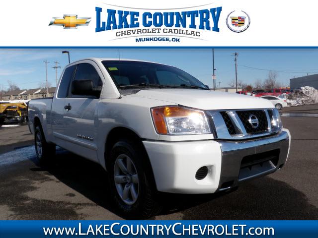 Nissan Titan GLS Pickup