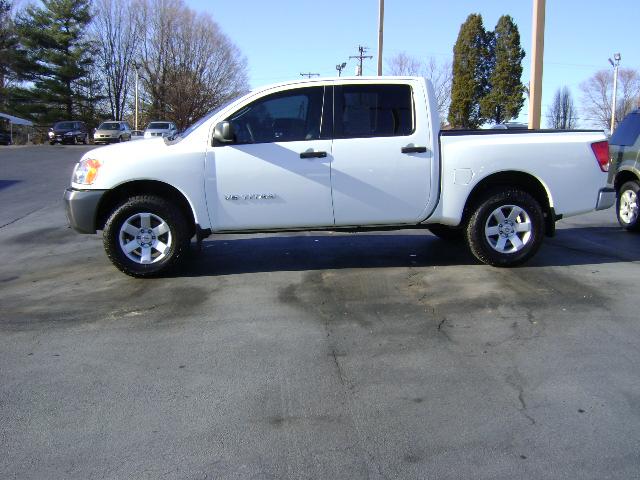 Nissan Titan LX Minivan Pickup