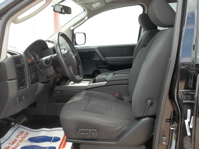 Nissan Titan 2010 photo 2