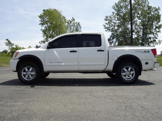 Nissan Titan 2010 photo 18