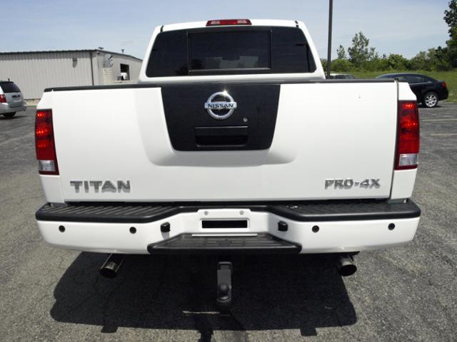 Nissan Titan 2010 photo 24