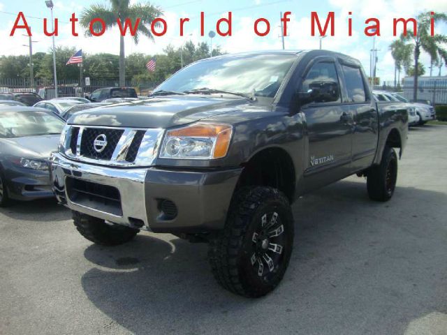 Nissan Titan LE V6 AUTO (natl) Pickup Truck