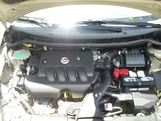 Nissan Versa 1500 SLE 4WD Sedan