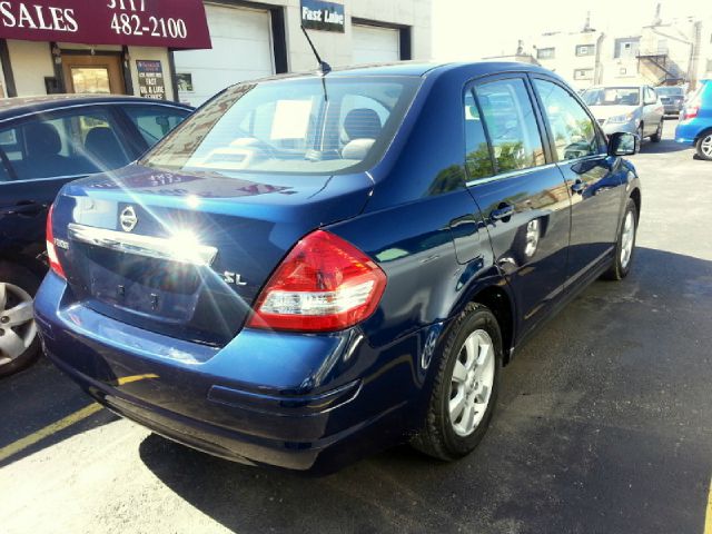 Nissan Versa 1500 SLE 4WD Sedan