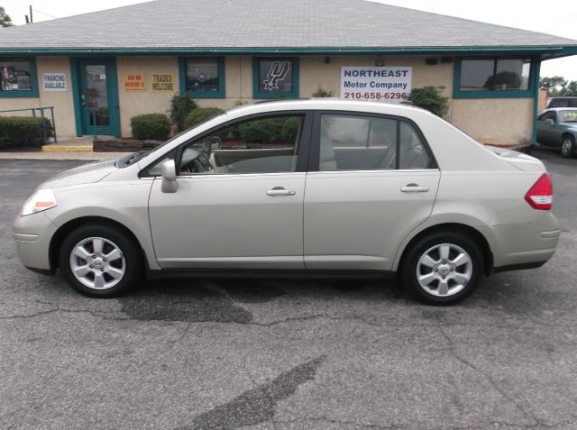 Nissan Versa Crew Cab Standard Box 2-wheel Drive SLE Sedan