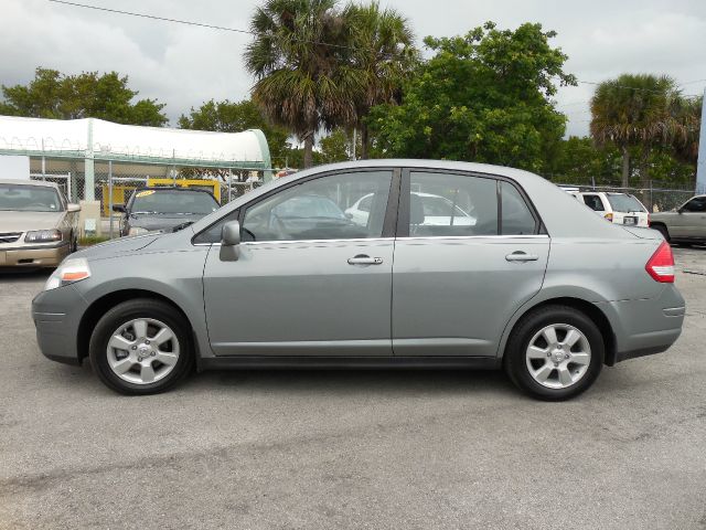 Nissan Versa Crew Cab Standard Box 2-wheel Drive SLE Sedan